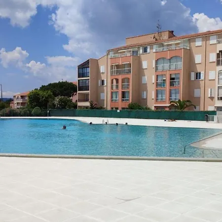 Centrally Located With Swimming Pool شقة *