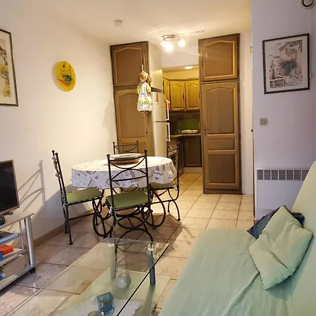 Centrally Located With Swimming Pool شقة