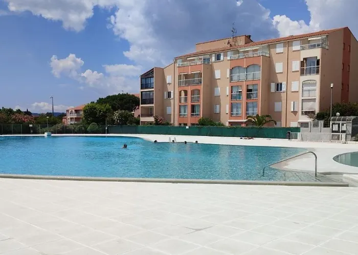 Centrally Located With Swimming Pool شقة *
