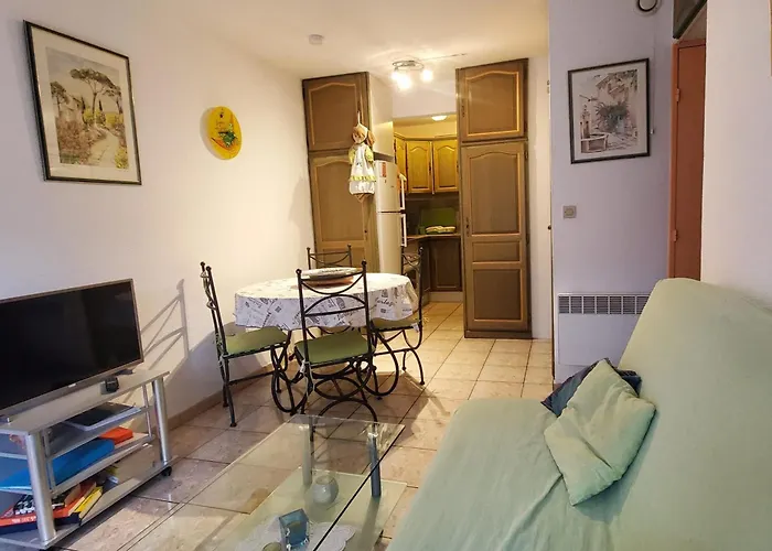 Centrally Located With Swimming Pool شقة