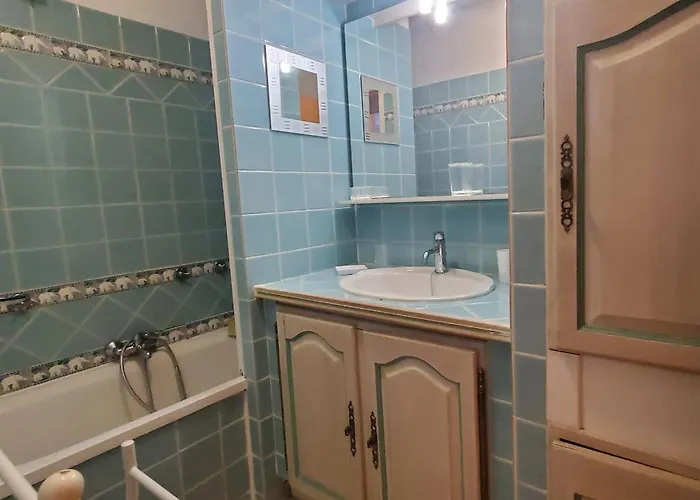 Centrally Located With Swimming Pool * Fréjus